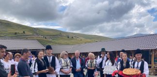 Transalpina, plină de turiști! Băcița Mărioara e „tezaur uman viu”!