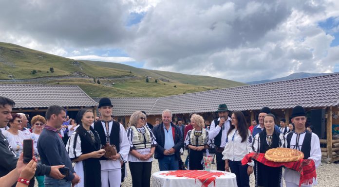 Transalpina, plină de turiști! Băcița Mărioara e „tezaur uman viu”!