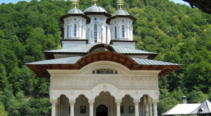 Haine alese de sărbătoare, sâmbătă 6 august 2022, pentru Sfănta mânăstire LAINICI, ,,Mireasa albă” de pe Defileul Jiului