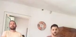 VIDEO: Polițist prins cu țigara aprinsă în sediul instituției! Un cetățean a făcut scandal