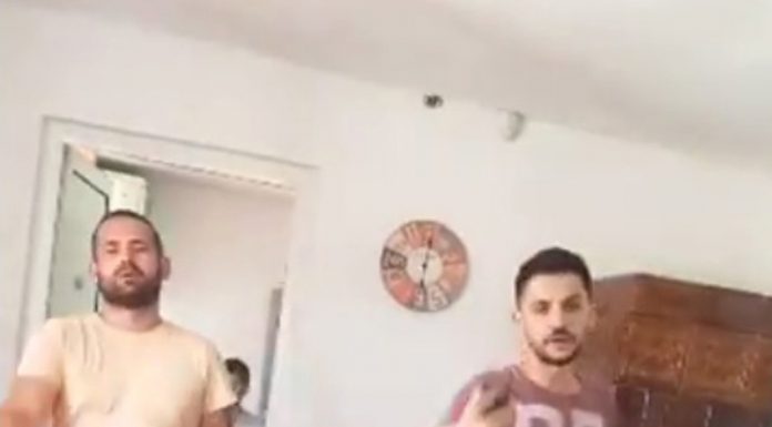 VIDEO: Polițist prins cu țigara aprinsă în sediul instituției! Un cetățean a făcut scandal