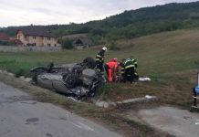 Accident la Văgiulești. A lovit un cap de pod și un gard și s-a răsturnat cu mașina