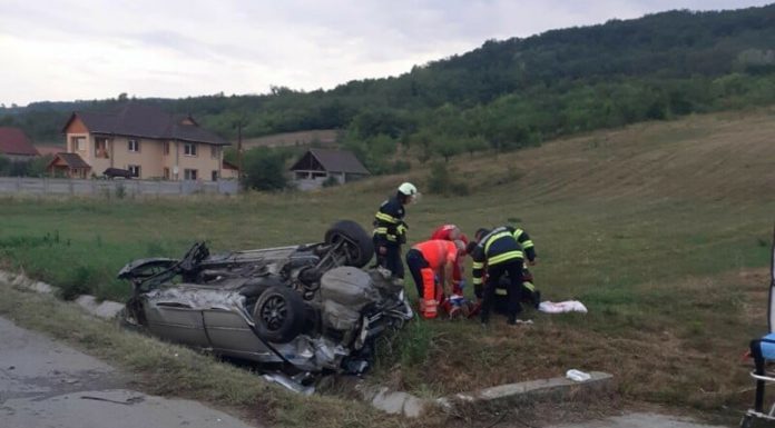 Accident la Văgiulești. A lovit un cap de pod și un gard și s-a răsturnat cu mașina