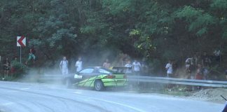 A ieșit cu mașina în decor la raliu! Derapaj periculos!