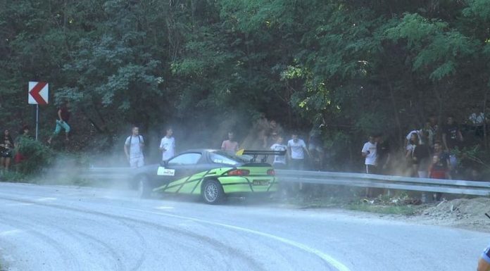 A ieșit cu mașina în decor la raliu! Derapaj periculos!