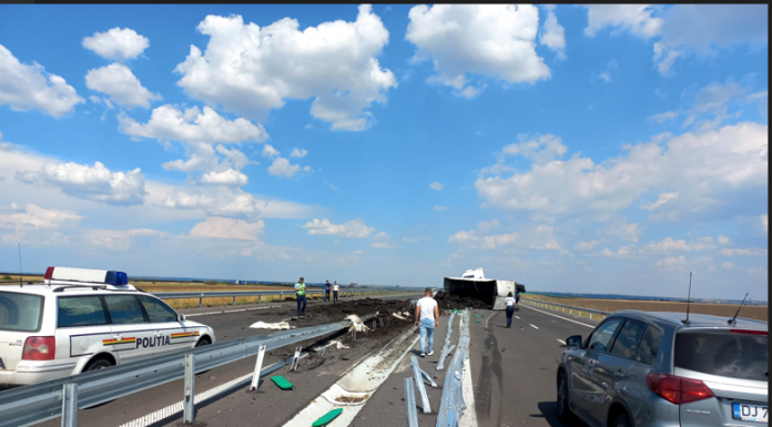 FOTO| Mașină plină cu cărbune, răsturnată la Slatina!