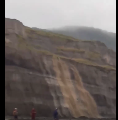 FOTO| O carieră a CEO, inundată! Utilaje și oameni, în pericol