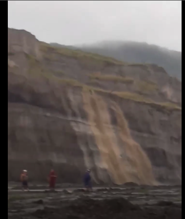 FOTO| O carieră a CEO, inundată! Utilaje și oameni, în pericol