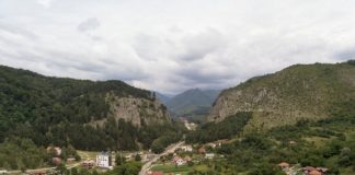 Drum consolidat după o alunecare de teren