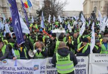 Polițiștii protestează la Guvern și la sediile PNL și PSD