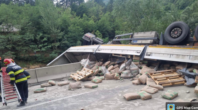 VIDEO| Poliția, despre accidentul de pe Defileul Jiului: TIR-ul a fost acroșat de un alt autotren