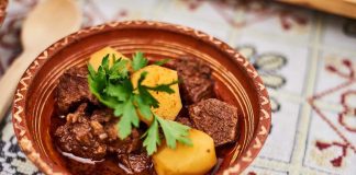 Rețeta săptămânii – Bucătăria lui Fabi: Gulaș Vienez la ceaun!