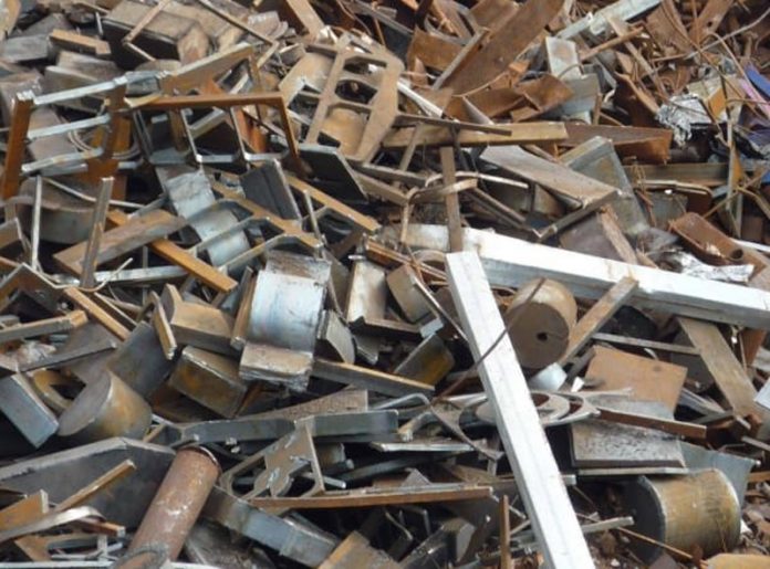 20 de tone de deșeuri feroase și trei tone de ulei uzat, păstrate ilegal în Bălești