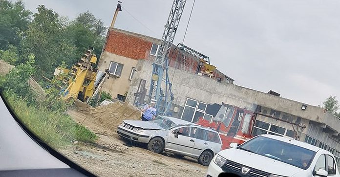 Scoarța: Un tânăr s-a răsturnat cu mașina de mai multe ori