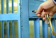 Polițistul din Bustuchin, inculpat pentru agresiune sexuală a unui minor, eliberat din arestul IPJ! A primit arest la domiciliu