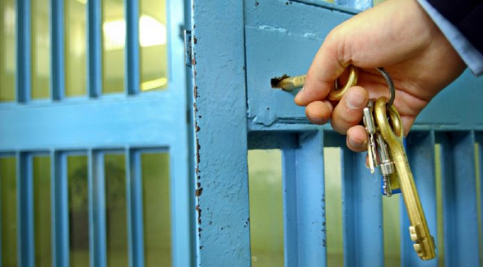 Polițistul din Bustuchin, inculpat pentru agresiune sexuală a unui minor, eliberat din arestul IPJ! A primit arest la domiciliu