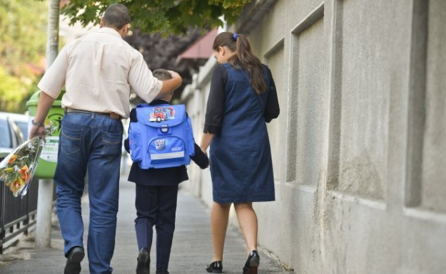 Părinții care-și duc copiii la școală și blochează circulația vor fi amendați