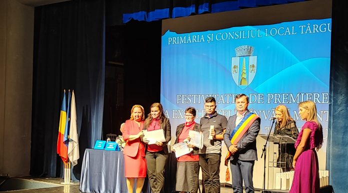 Elevi și profesori, premiați de Primăria Târgu Jiu