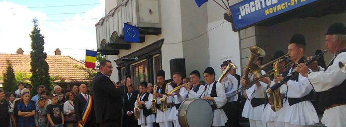 Târg al meșterilor populari la „Coborâtul oilor de la munte” de la Baia de Fier