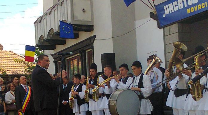 Târg al meșterilor populari la „Coborâtul oilor de la munte” de la Baia de Fier