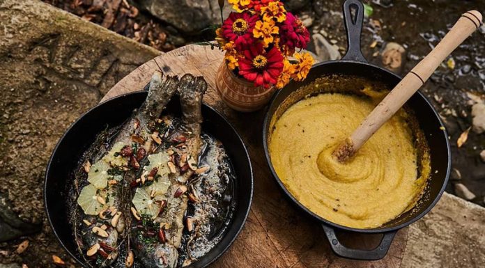 Rețeta săptămânii – Bucătăria lui Fabi: Păstrăv Müllerin Art, cu sos de migdale și mămăligă, pe foc