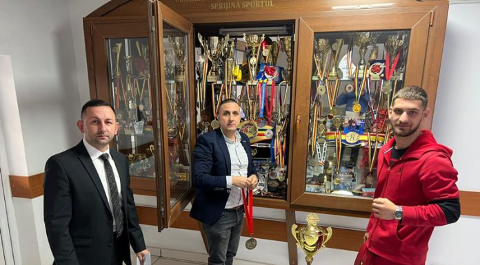 Primarul Robert Filip l-a premiat pe sportivul Andrei Musteț