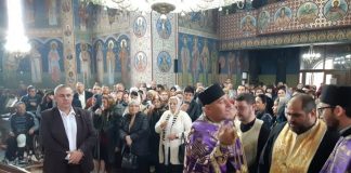 Peste 300 de enoriași din Motru au primit pachete de Sfânta Parascheva
