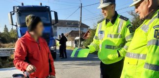 Cadrele IPJ Gorj au împărțit bicicliștilor și căruțașilor veste reflectorizante