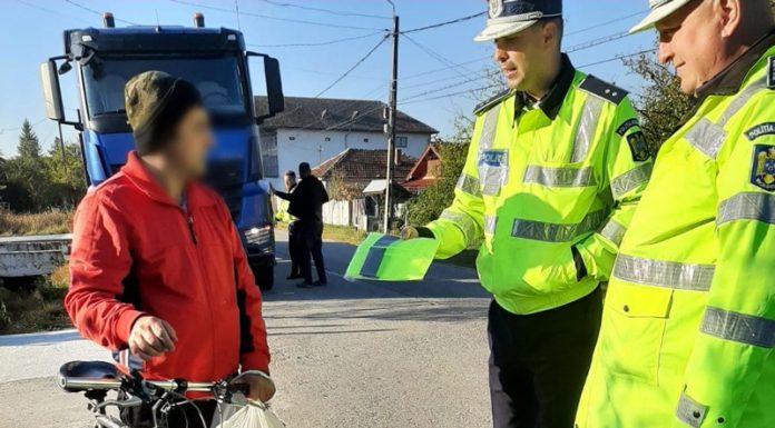 Cadrele IPJ Gorj au împărțit bicicliștilor și căruțașilor veste reflectorizante