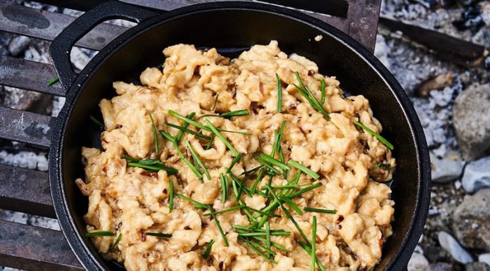 VIDEO: Rețeta săptămânii – Bucătăria lui Fabi: Spätzle – Tăieței cu brânză și ceapă gătiți pe foc