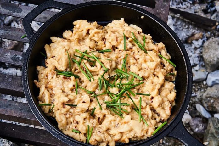 VIDEO: Rețeta săptămânii – Bucătăria lui Fabi: Spätzle – Tăieței cu brânză și ceapă gătiți pe foc