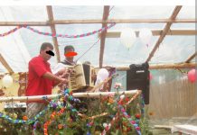 Nuntă cu colivă la Crușeț! Un tânăr de 27 de ani a murit căzând de pe prăjina pe care era pus bradul