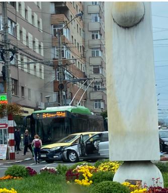 Târgu Jiu: Ciocnire, trei mașini avariate și un permis de conducere reținut