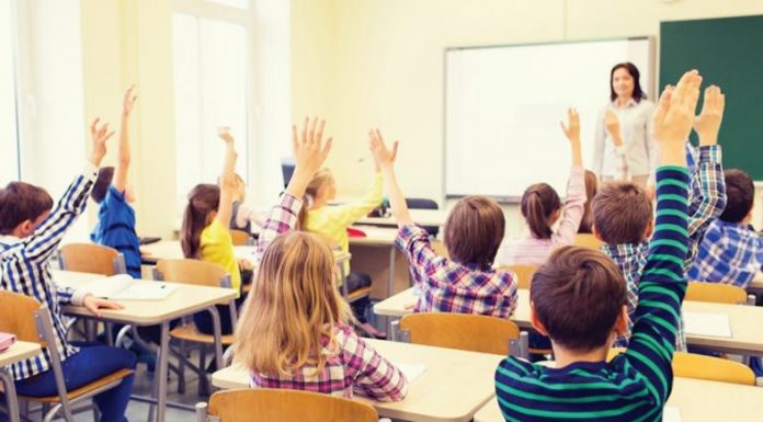 Peste 2,7 milioane de copii din țară încep astăzi școala