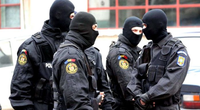 Unul dintre cei cinci mascați de la SAS, sacrificat! Polițistul, lăsat singur după gratii