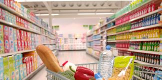Supermarket amendat pentru mizerie și deficiențe de depozitare
