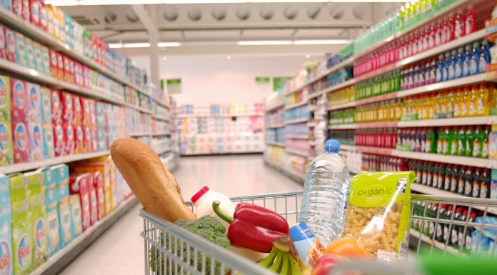 Supermarket amendat pentru mizerie și deficiențe de depozitare