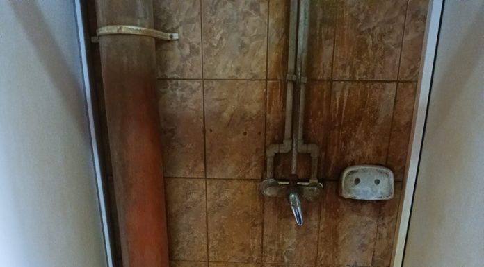 Focar de infecție în băile Carierei Roșiuța! Administrația tace, minerii rabdă, organele de control nu se bagă