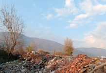 VIDEO: Salariați ai Primăriei Bumbești-Jiu aruncă deșeuri, cu trakerele, într-o groapă improvizată! Gunoaiele, astupate cu buldoexcavatorul instituției