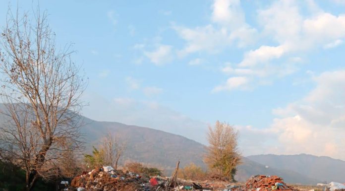 VIDEO: Salariați ai Primăriei Bumbești-Jiu aruncă deșeuri, cu trakerele, într-o groapă improvizată! Gunoaiele, astupate cu buldoexcavatorul instituției