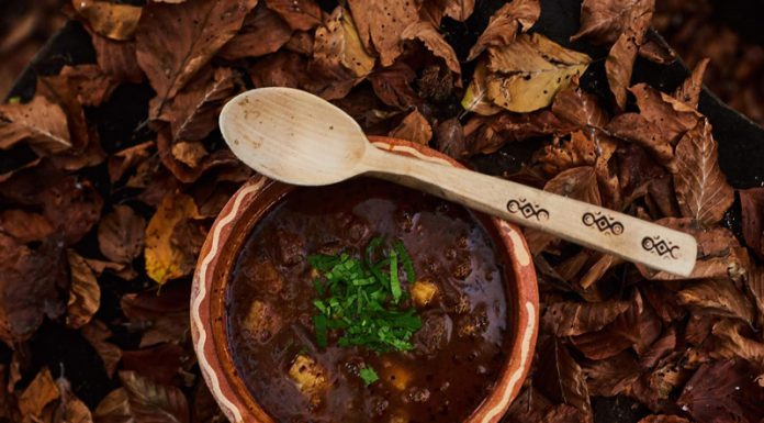 VIDEO: Rețeta săptămânii – Bucătăria lui Fabi: Supă gulaș, gătită la ceaun pe foc