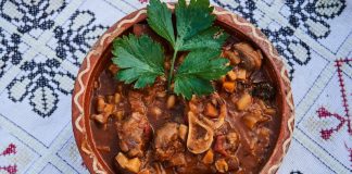 VIDEO: Rețeta săptămânii – Bucătăria lui Fabi: Fasole cu ciolan în oală de lut, reinterpretată, gătită încet lângă foc