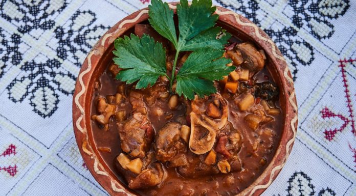 VIDEO: Rețeta săptămânii – Bucătăria lui Fabi: Fasole cu ciolan în oală de lut, reinterpretată, gătită încet lângă foc