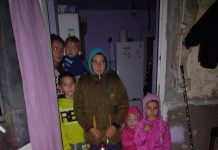 Nouă copii din Gureni, lăsați să învețe la lumina lumânării! Familiile lor din Colonia ACH, debranșate de la curent