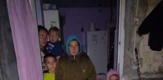 Nouă copii din Gureni, lăsați să învețe la lumina lumânării! Familiile lor din Colonia ACH, debranșate de la curent