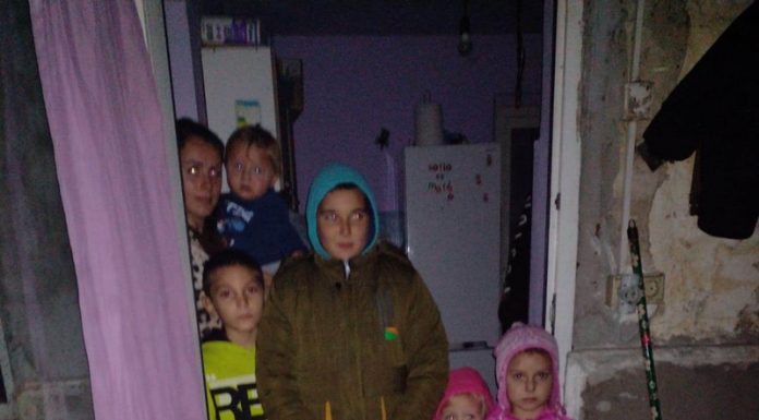 Nouă copii din Gureni, lăsați să învețe la lumina lumânării! Familiile lor din Colonia ACH, debranșate de la curent