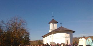 Mitropolitul Olteniei a resfinţit Biserica din Parohia Glogova, Gorj (I) – ,,Această biserică este ca o făclie care a fost pusă în sfeşnic, că nimeni nu aprinde făclia ca să o pună «sub pat», cum spune Sfânta Evanghelie, ci, o pune ca să lumineze tuturor”!