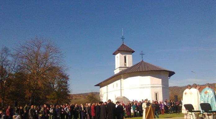 Mitropolitul Olteniei a resfinţit Biserica din Parohia Glogova, Gorj (I) – ,,Această biserică este ca o făclie care a fost pusă în sfeşnic, că nimeni nu aprinde făclia ca să o pună «sub pat», cum spune Sfânta Evanghelie, ci, o pune ca să lumineze tuturor”!