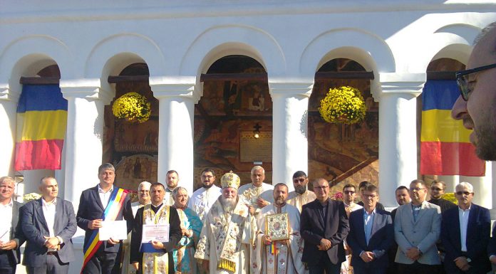 Mitropolitul Olteniei a resfinţit Biserica din Parohia Glogova, Gorj (II) – ,,Biserica ne învaţă să ne curăţim de toată întinăciunea trupească şi sufletească şi să primim haina luminii şi a Împărăţiei Lui Dumnezeu”!