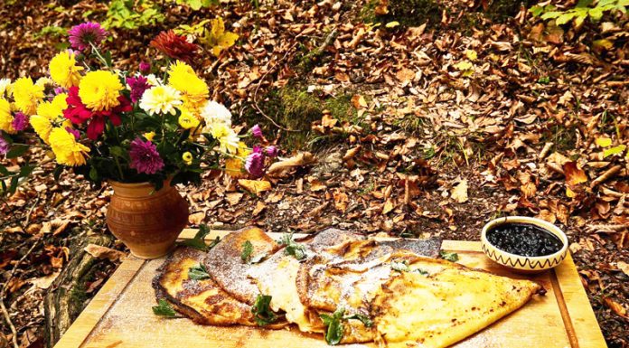 VIDEO: Rețeta săptămânii – Bucătăria lui Fabi: Clătite cu urdă și sos de coacăze negre, gătite la foc